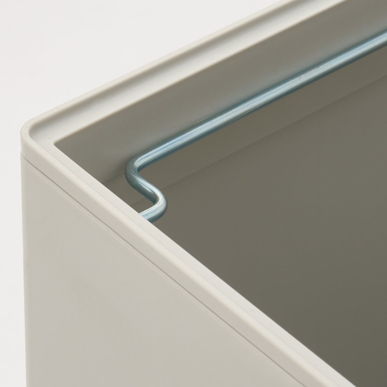 Polypropylene Dust Bin with Lid - Image 3