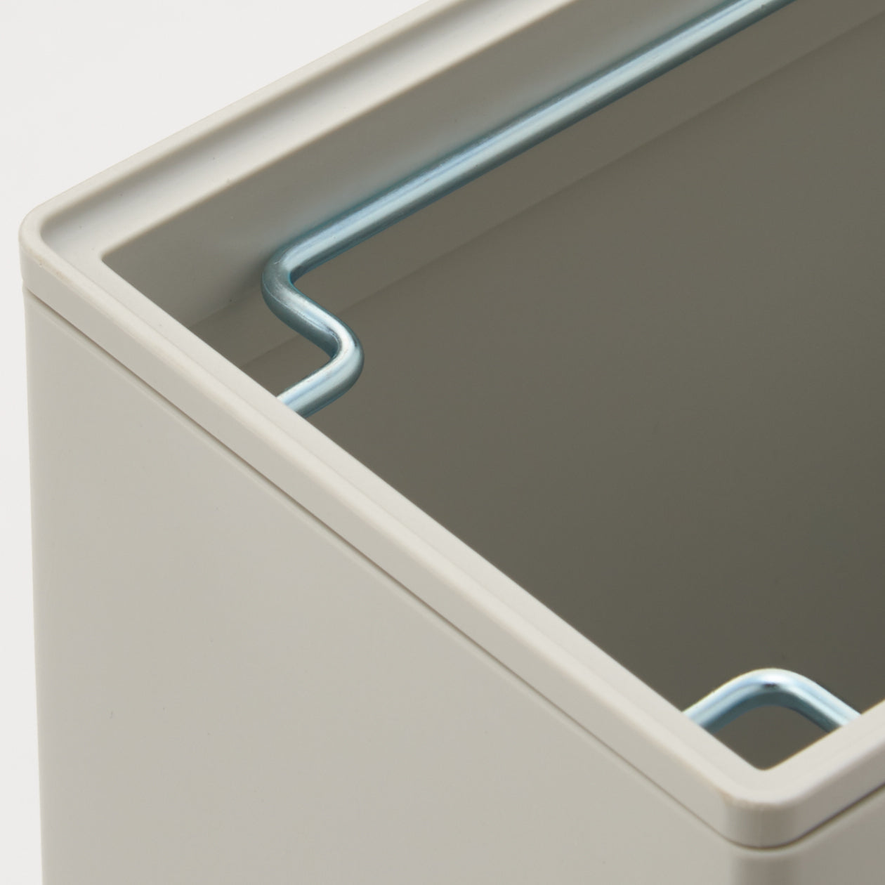 Polypropylene Dust Bin with Lid - Image 7